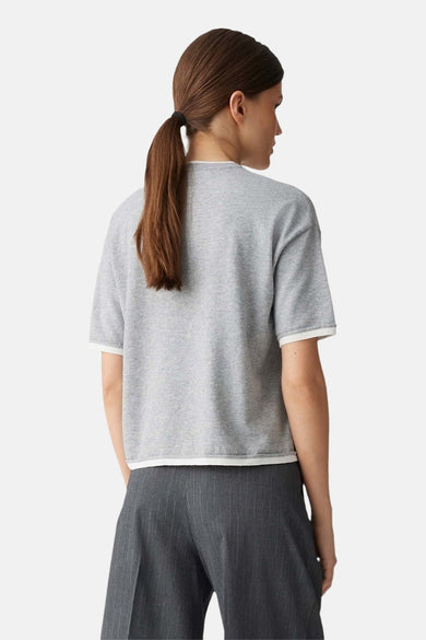 Sweat-shirt gris avec col rond d'OPUS, vu de derrière, avec des accents blancs sur les manches et le zip.
