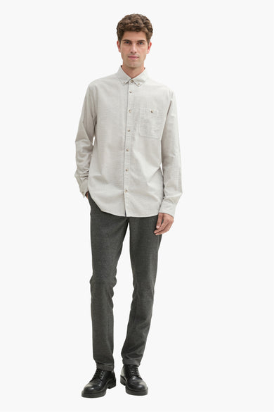 Groen overhemd met lange mouwen van TOM TAILOR, met borstzak en gedragen met grijze pantalon en zwarte schoenen.
