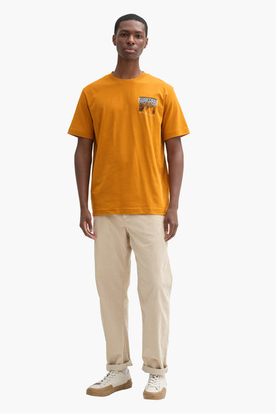 T-shirt jaune à manches courtes de TOM TAILOR, avec une petite impression sur la poitrine, associé à des pantalons beige et des baskets.