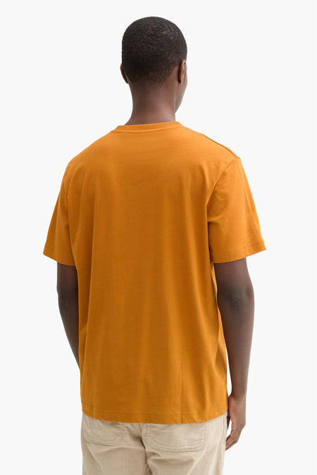 T-shirt jaune à manches courtes de TOM TAILOR, avec le motif sur l'arrière, associé à un pantalon beige.