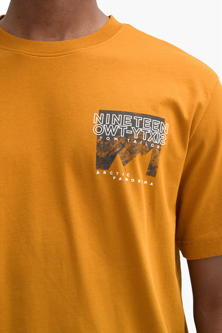 T-shirt jaune à manches courtes de TOM TAILOR, avec une impression graphique sur la poitrine et un col rond.