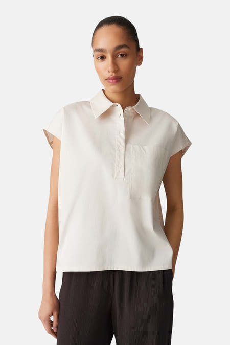 Chemise écru d'OPUS, à manches courtes, avec fermeture à boutons et une poche brodée.