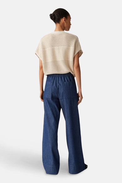 Jean en denim bleu moyen d'OPUS, avec des jambes larges et une ceinture élastique.