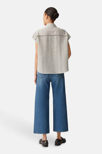 Ecru hemd met korte mouwen van OPUS, met een fijn gestreept patroon, gecombineerd met wijde jeans en loafers.