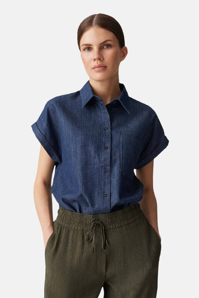 Donkerblauw denim hemd met korte mouwen van OPUS, met knoopsluiting en opgestikte zak.
