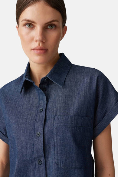 Donkerblauw denim hemd met korte mouwen van OPUS, met knoopsluiting en borstzak.

