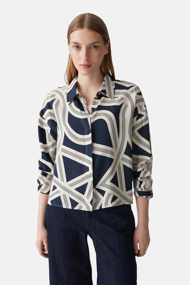 Blauw hemd met lange mouwen van OPUS, met een opvallend geometrisch patroon in beige en marineblauw.
