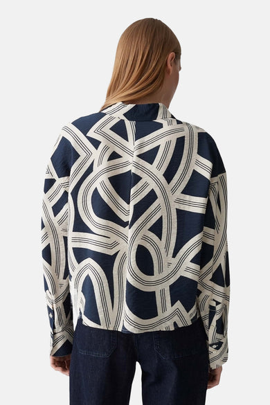 Blauw hemd met lange mouwen van OPUS, met abstract geometrisch patroon op de achterkant.
