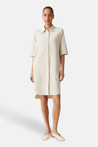 Beige kleedje van OPUS, met korte mouwen en een knoopsluiting.