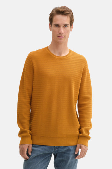 T-shirt bleu avec col rond de TOM TAILOR, associé à des jeans et des baskets blanches.