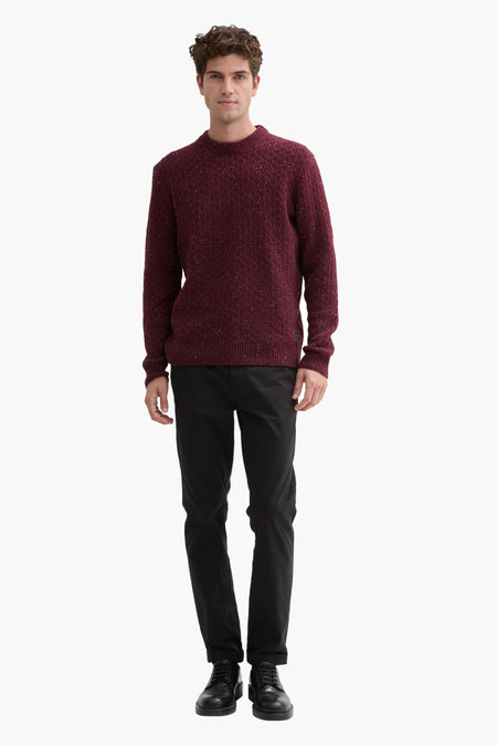 Sweat-shirt bordeaux avec col rond de Tom Tailor, doté d'une subtile texture mélangée et porté avec un pantalon noir.