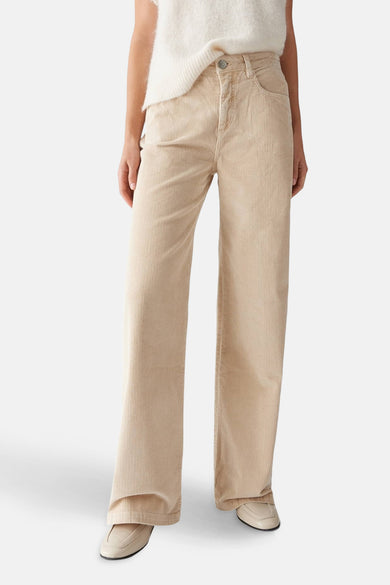 Beige broek van OPUS met een ribfluwelen textuur en wijde pijpen.