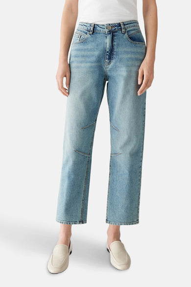 Lichtblauwe denim mom jeans van OPUS, met decoratieve naden op de knieën en beige loafers.
