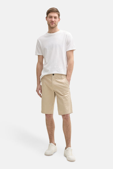 Beige short van TOM TAILOR, met zakken en een knoopsluiting, gecombineerd met een wit T-shirt en witte sneakers.