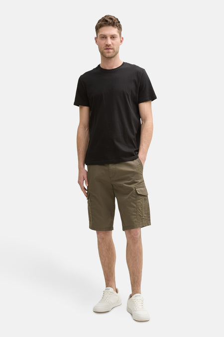 Kaki short van TOM TAILOR, met cargozakken, gecombineerd met een zwart t-shirt en witte sneakers.