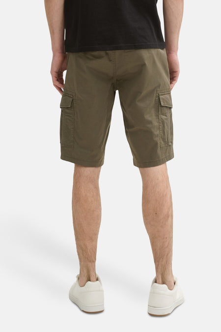 Kaki short van TOM TAILOR, gezien van achteren, met cargozakken en gecombineerd met witte sneakers.

