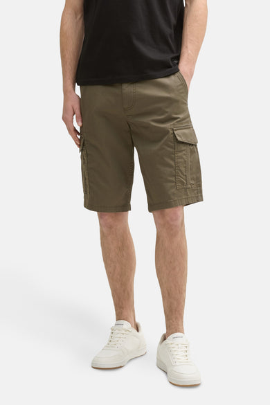 Kaki short van TOM TAILOR, met cargozakken en gecombineerd met een zwart shirt en witte sneakers.
