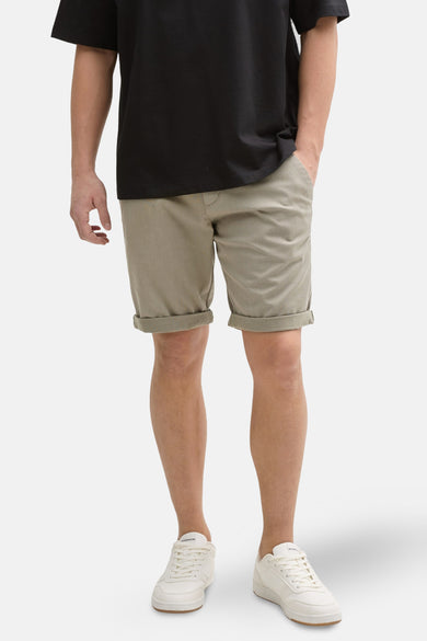 Shorts kaki de TOM TAILOR, avec des poches rabattues, associés à un t-shirt noir et à des baskets blanches.
