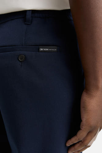 Pantalon bleu de TOM TAILOR, avec un nœud à l'arrière et une étiquette de marque.
