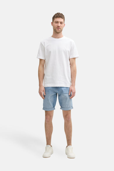 Short en denim bleu clair de TOM TAILOR, porté avec un T-shirt blanc et des baskets blanches.