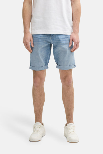 Short de denim bleu clair de TOM TAILOR, avec des poches rabattues et associé à un t-shirt blanc et à des baskets blanches.
