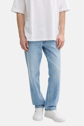Jeans straight van lichtblauw denim van TOM TAILOR, gecombineerd met een wit T-shirt en witte sneakers.
