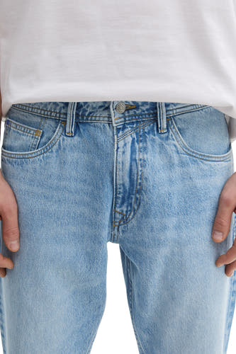 Rechte jeans van lichtblauw denim van TOM TAILOR, cropped close-up, met contrasterende stiksels.
