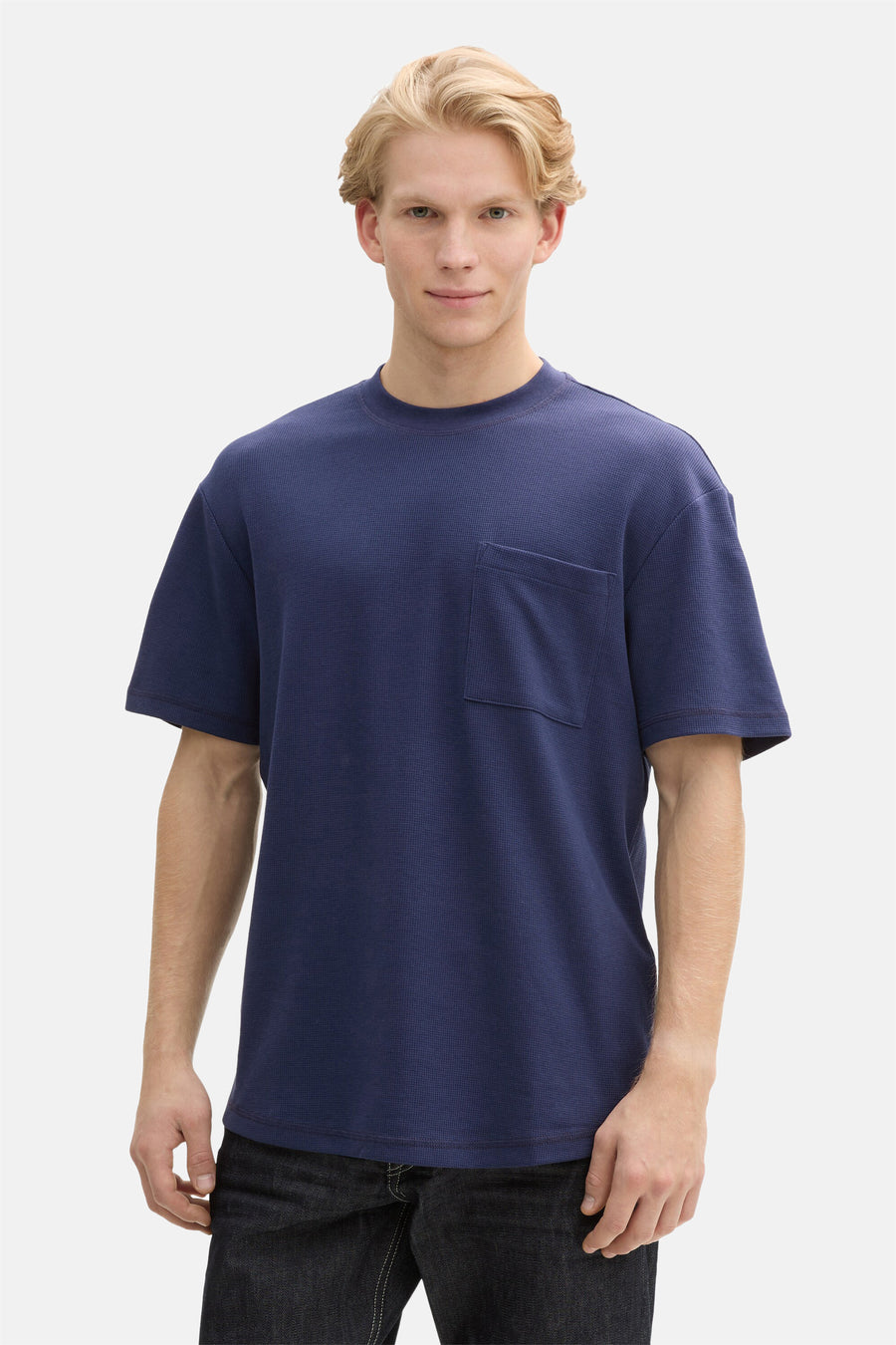 Blauw T-shirt met korte mouwen van TOM TAILOR, met een borstzak en gedragen met een donkere jeans.

