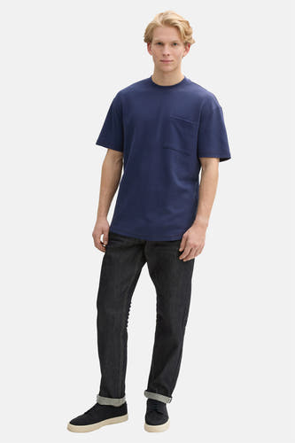 Blauw T-shirt met korte mouwen van TOM TAILOR, met borstzak en gecombineerd met donkere jeans en sneakers.
