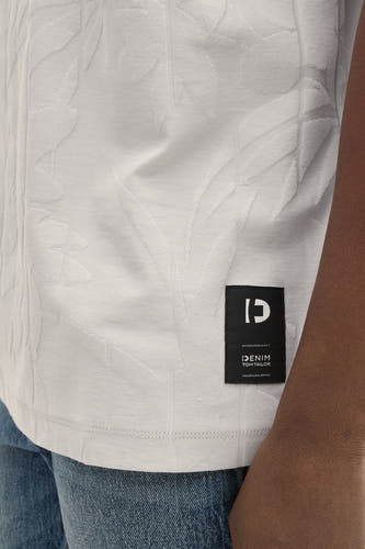 Grijs T-shirt met korte mouwen van TOM TAILOR, met subtiel bladmotief en een zwart merklabel op de zoom, gedragen met een jeans.
