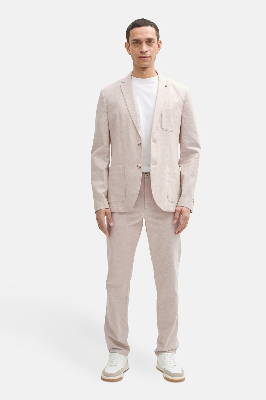 Blazer beige de TOM TAILOR, associé à un T-shirt blanc et des baskets blanches.