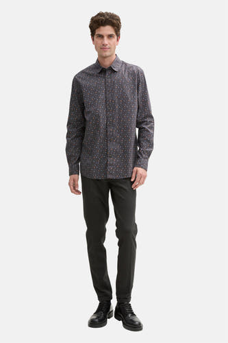Grijs overhemd met lange mouwen van TOM TAILOR, met een subtiel geometrisch patroon, gecombineerd met donkere broek en zwarte schoenen.