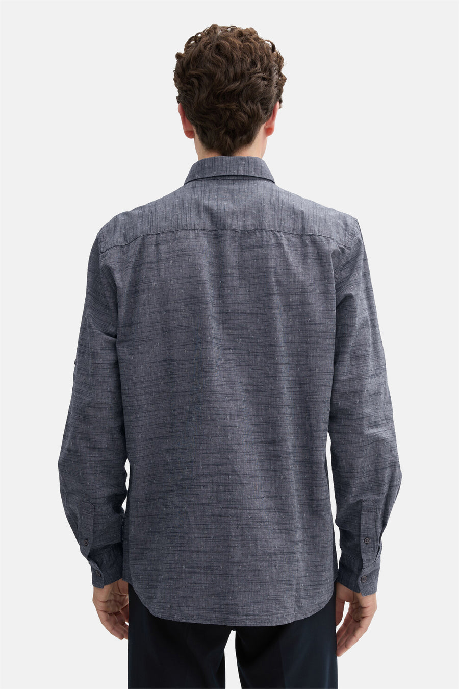 Chemise bleue à manches longues de TOM TAILOR, vue de dos, avec une texture fine et un subtil motif à pois.