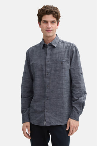Chemise bleue à manches longues de TOM TAILOR, avec motif tissé subtil, manches retroussables et poche poitrine.