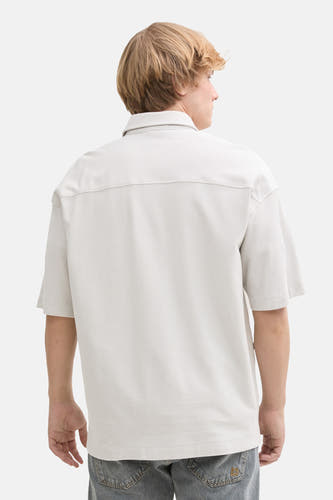 Grijs hemd met korte mouwen van TOM TAILOR, gezien van achteren, met denim broek.
