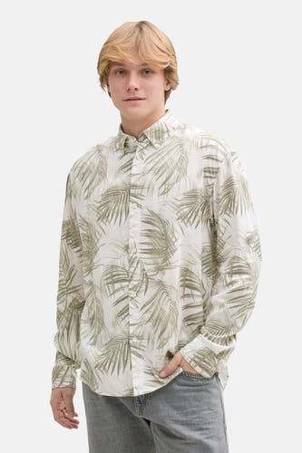 Chemise verte à manches longues de TOM TAILOR, avec imprimé palmier et portée avec un jeans gris.