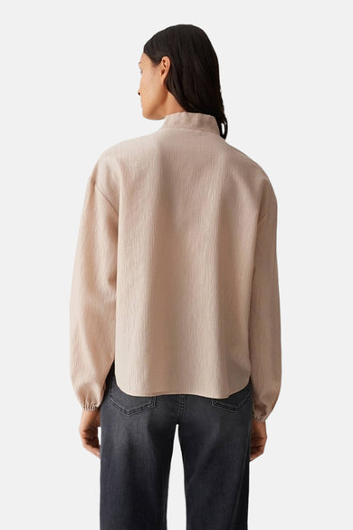 Beige blouse met lange mouwen van OPUS, met een subtiele textuur en een relaxte pasvorm.

