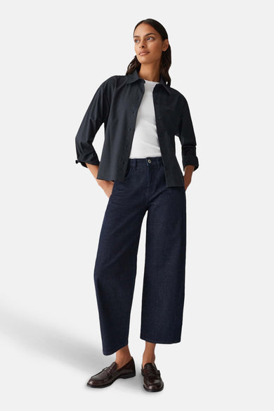 Vrouw, casual kleding, blauwe jeans, bruine schoenen.
