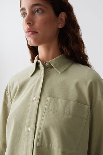 Groene blouse met lange mouwen van OPUS, met een borstzak en knoopsluiting in corduroy textuur.
