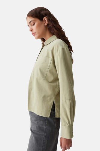 Groene blouse met lange mouwen van OPUS, met een borstzak en een zijsplit, gedragen met een grijze broek.