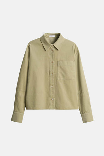 Groene blouse met lange mouwen van OPUS, met een borstzak en knoopsluiting.
