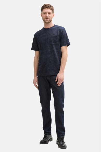 Blauw T-shirt met korte mouwen van TOM TAILOR, met een borstzak en gedragen met donkere jeans en zwarte schoenen.