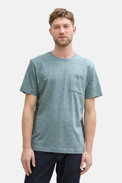 Groen T-shirt met korte mouwen van TOM TAILOR, met een borstzak, gedragen met een donkere jeans.
