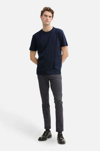 Donkerblauw T-shirt met korte mouwen van TOM TAILOR, gedragen met grijze broek en zwarte schoenen.