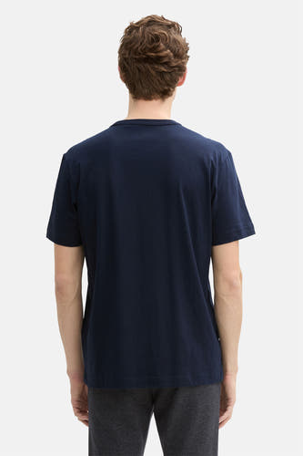 Donkerblauw T-shirt met korte mouwen van TOM TAILOR, achterkant, gedragen met een donkere broek.
