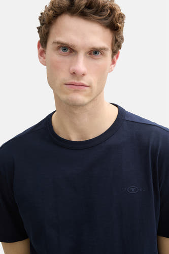 Donkerblauw T-shirt met korte mouwen van TOM TAILOR, met een subtiel logo op de borst.