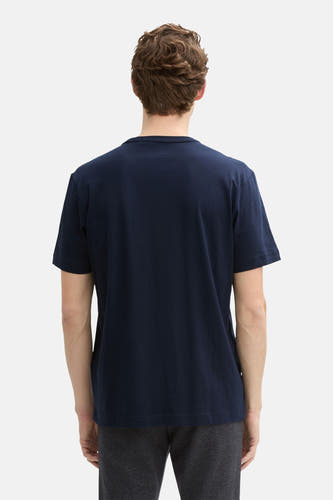 Donkerblauw T-shirt met korte mouwen van TOM TAILOR, gezien van achteren, gecombineerd met een donkere broek.
