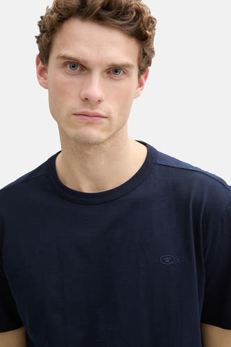 Donkerblauw T-shirt met korte mouwen van TOM TAILOR, met subtiel logo en jaartal op de borst.