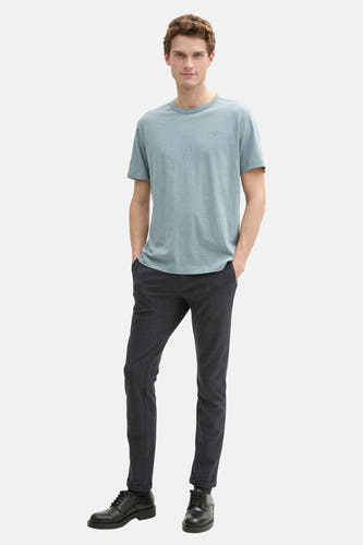 Blauw T-shirt met korte mouwen van TOM TAILOR, met subtiel logo, gecombineerd met donkere pantalon en zwarte schoenen.
