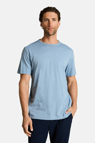 T-shirt bleu à manches courtes de TOM TAILOR, vue de dos porté avec un pantalon foncé.